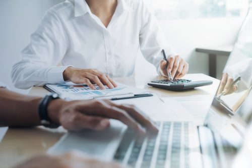 deux personnes en train de travailler